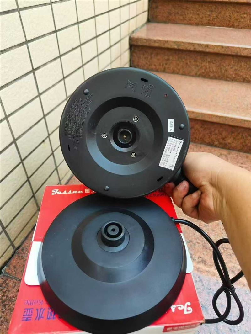 中山水壶，国标铜线，实际功率1700W ​款一732台 ​款二194台 ​款三305 ​一口价13元，一口价13元 电话微信同号15515665791 主做全品类五金百货，小电器，更多商品，欢迎国内外友人，前来加微咨询洽谈合作。