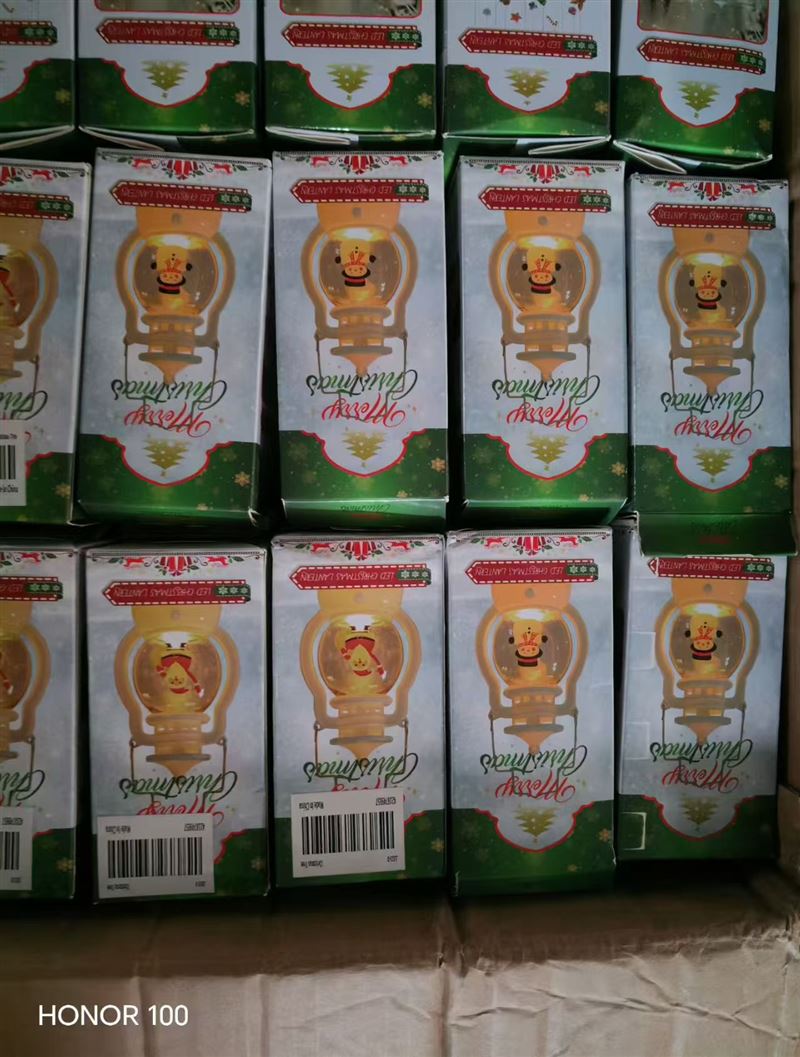 圣诞小夜灯3400个块块钱 电话微信同号15515665791 主做全品类五金百货，小电器，更多商品，欢迎国内外友人，前来加微咨询洽谈合作。