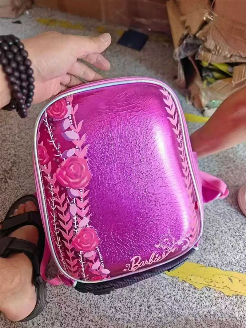 儿童书包到货290个，清货10元一个 电话微信同号15515665791 主做全品类五金百货，小电器，更多商品，欢迎国内外友人，前来加微咨询洽谈合作。