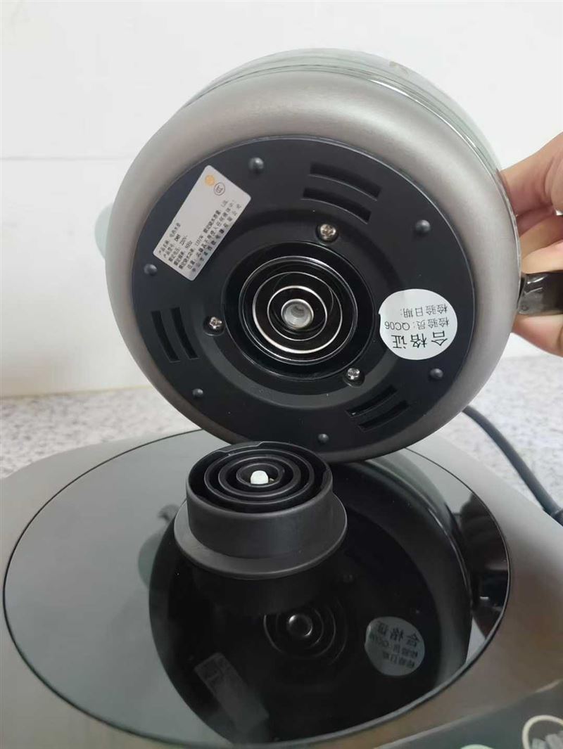 全钛自动抽水壶 懂货的朋友 拿去赚钱 ​物以稀为贵 现货81台 电话微信同号15515665791 主做全品类五金百货，小电器，更多商品，欢迎国内外友人，前来加微咨询洽谈合作。