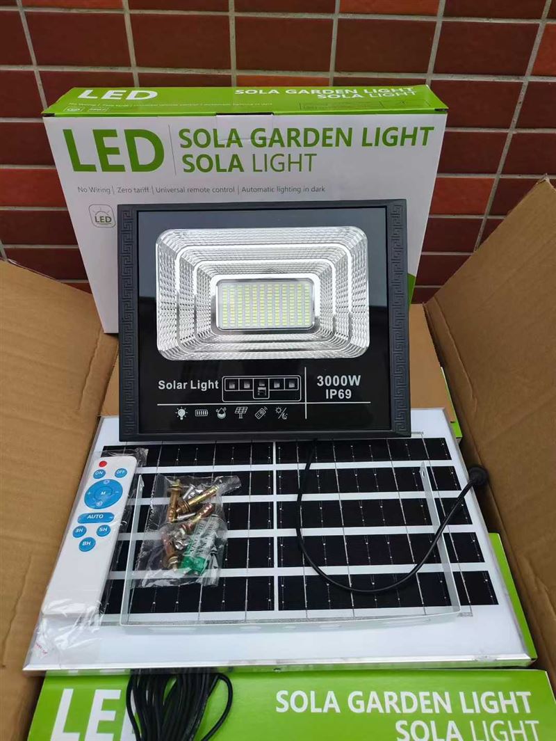 出口外贸太阳能灯3000W 大电池 大遥控 一箱10个外带彩包 现货5000套