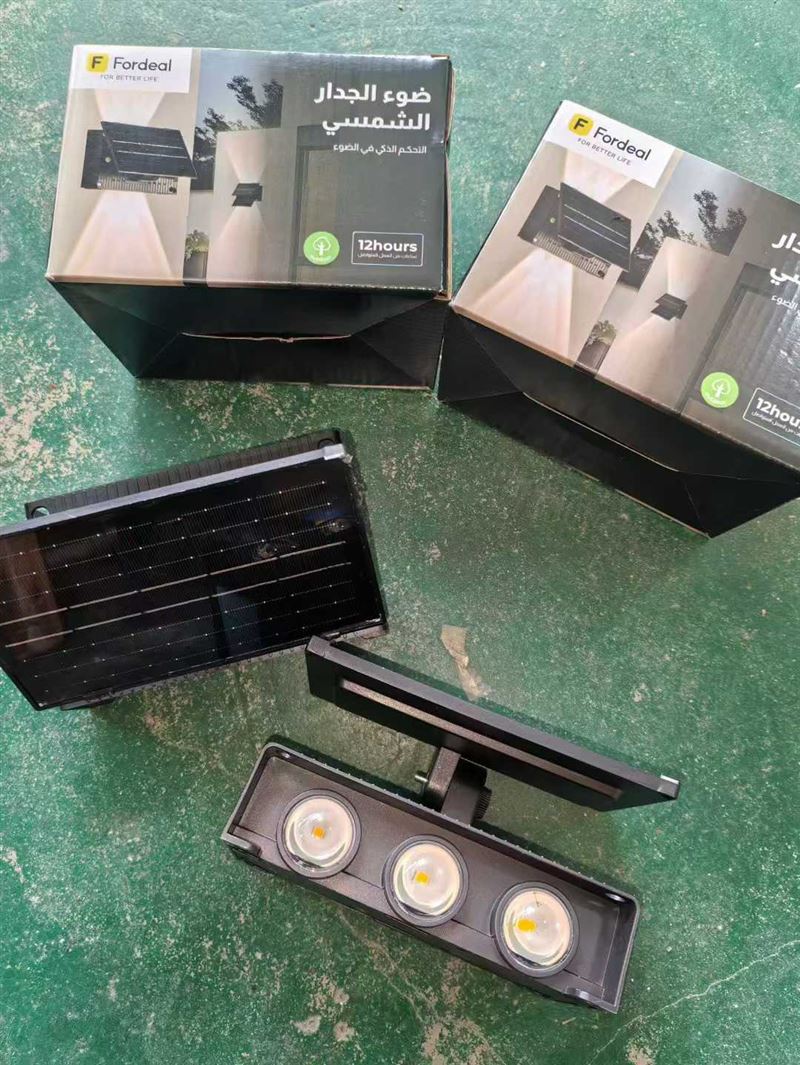 户外太阳能壁灯 现货6000套 6头上下发光/ 光伏板角度可调