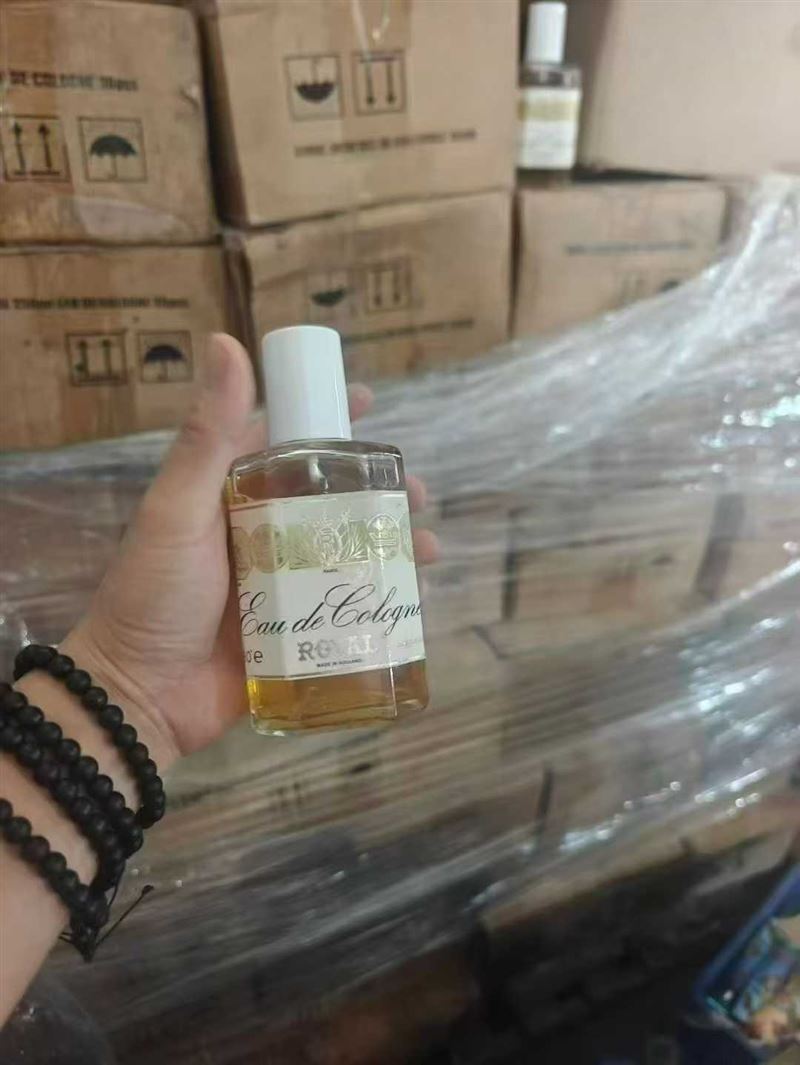 250ml香水45000瓶，清货2元一瓶 电话微信同号15515665791 主做全品类五金百货，小电器，更多商品，欢迎国内外友人，前来加微咨询洽谈合作。