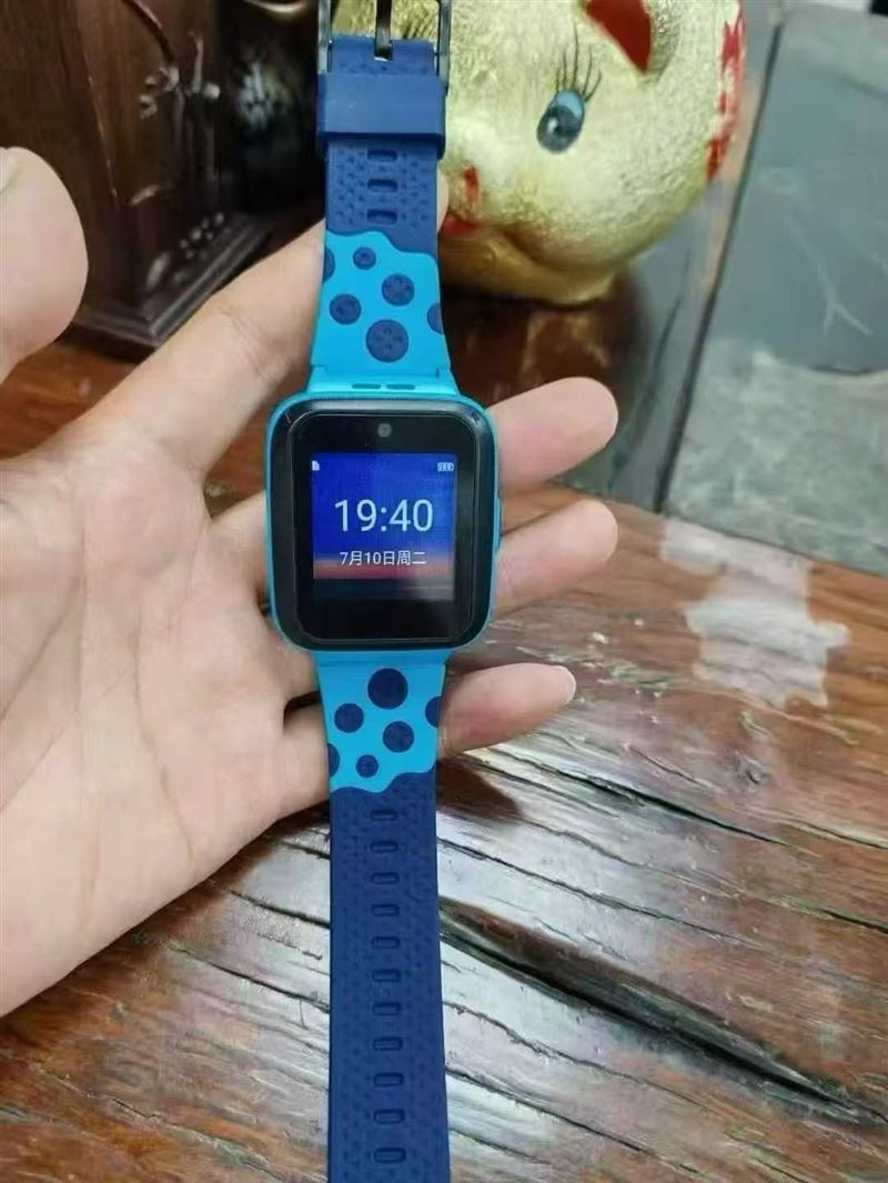 途步品牌儿童电话手表，电信4G。打电话，定位全功能！全新全套2000 个。底价处理