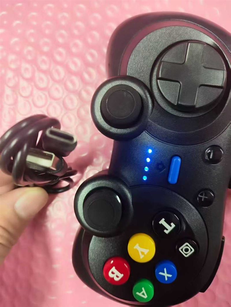 蓝牙游戏手柄 1300 个 刚兴趣的私聊 电话微信同号15515665791 主做全品类五金百货，小电器，更多商品，欢迎国内外友人，前来加微咨询洽谈合作。