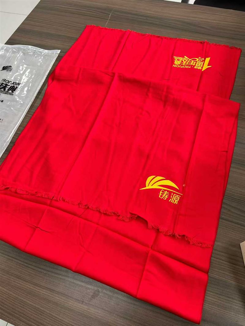 高端围巾到货5000多条，线下直销公司天价产品，面料百分百桑蚕丝，做工面料质感非常好，超低价一根烟钱的事，懂货的拿去赚钱吧 电话微信同号15515665791 主做全品类五金百货，小电器，更多商品，欢迎国内外友人，前来加微咨询洽谈合作。