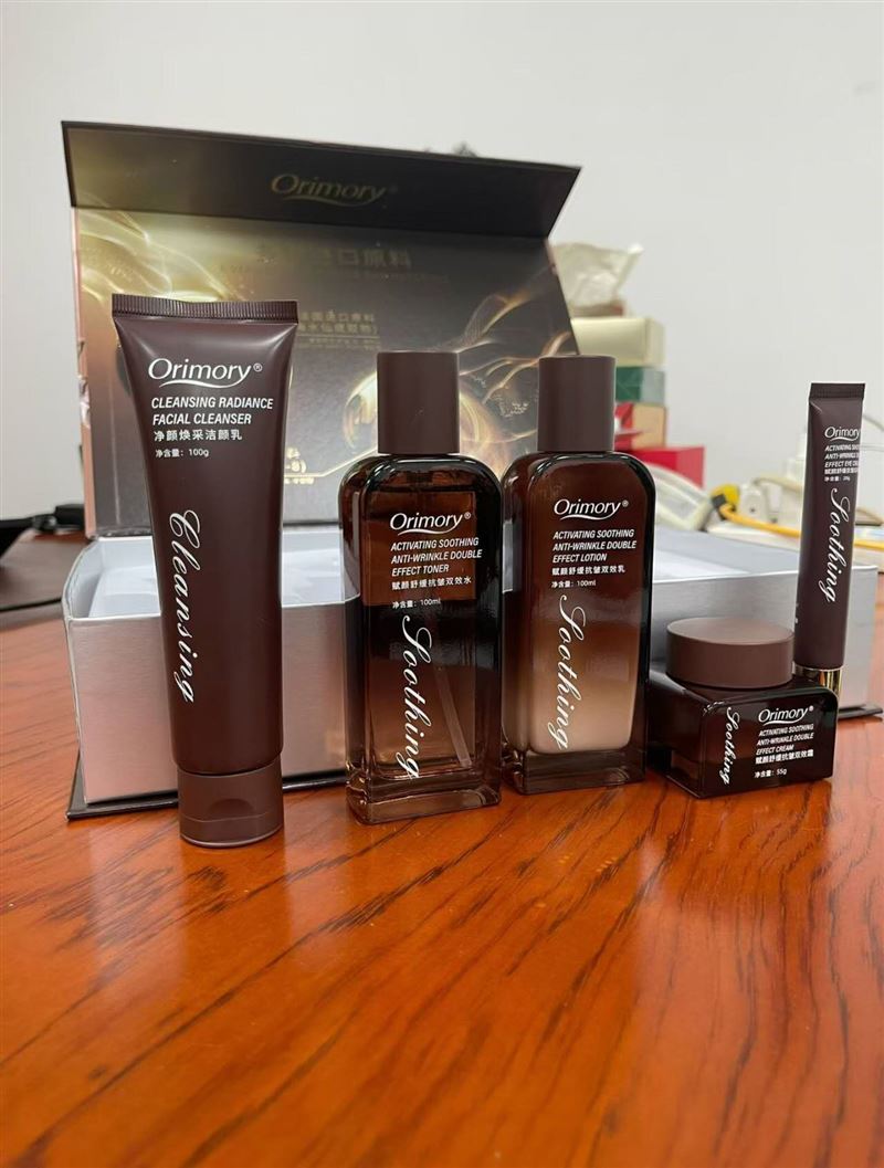 高端化妆品套盒最后3000多套，品质非常好，线下直销品牌，原价4位数，采用进口原料，高端礼盒5件套，资质手续齐全，日期到27年，懂货的拿去发财