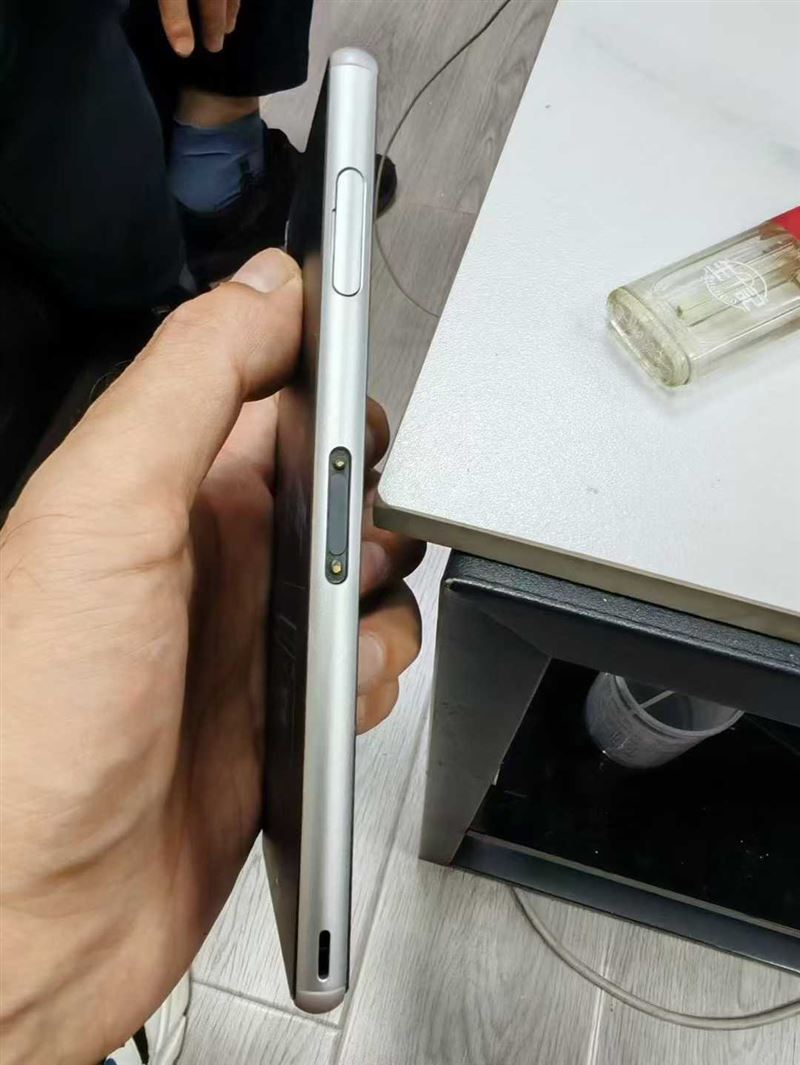 索尼Z3智能手机，全新纯国际版单机，3+32真实内存，还剩900多台！超低价120清！ 电话微信同号15515665791 主做全品类五金百货，小电器，更多商品，欢迎国内外友人，前来加微咨询洽谈合作。