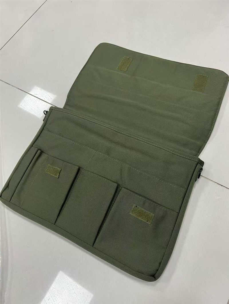 定制款电脑包到货几百个，品质做工不错，单款单色，独立包装，大货整理干净，低价清货 电话微信同号15515665791 主做全品类五金百货，小电器，更多商品，欢迎国内外友人，前来加微咨询洽谈合作。