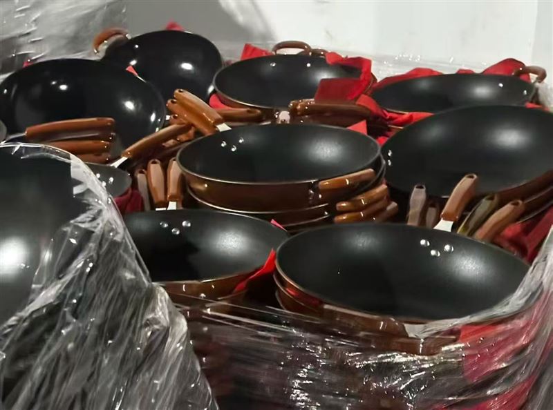 炒锅15吨左右， 白菜价出，🈴几块钱一个。