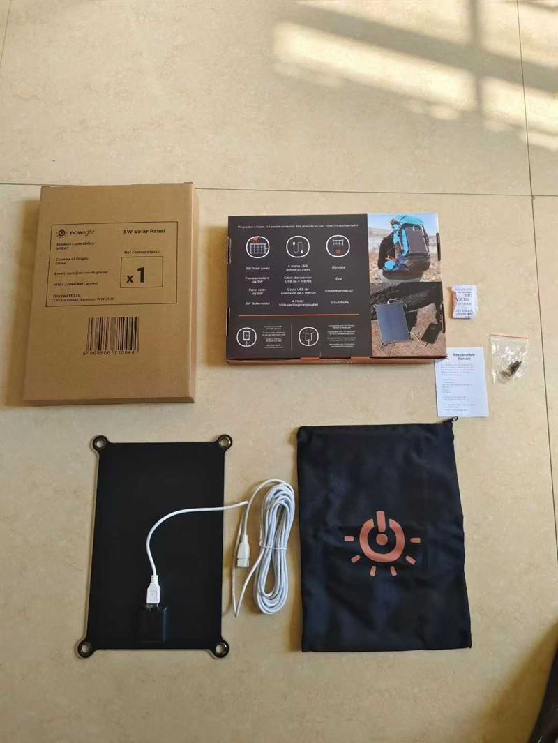 高端太阳能充电包 USB连接口 外带转换口 太阳能材料用料十足 5m长大长线 带彩盒包装现货200套 电话微信同号15515665791 主做全品类五金百货，小电器，更多商品，欢迎国内外友人，前来加微咨询洽谈合作。