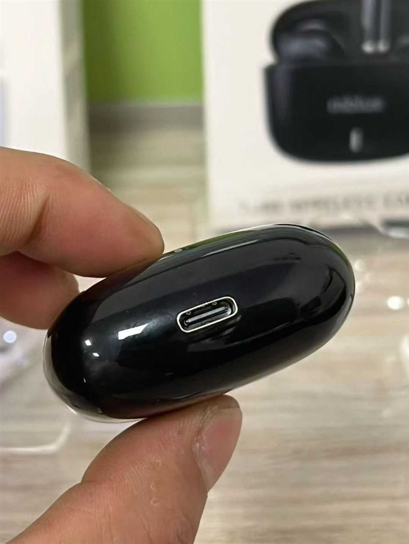 5000pcs原装魅族mblue品牌tws蓝牙耳机，满电待机8小时左右，半入耳设计，一箱100pcs 电话微信同号15515665791 主做全品类五金百货，小电器，更多商品，欢迎国内外友人，前来加微咨询洽谈合作。