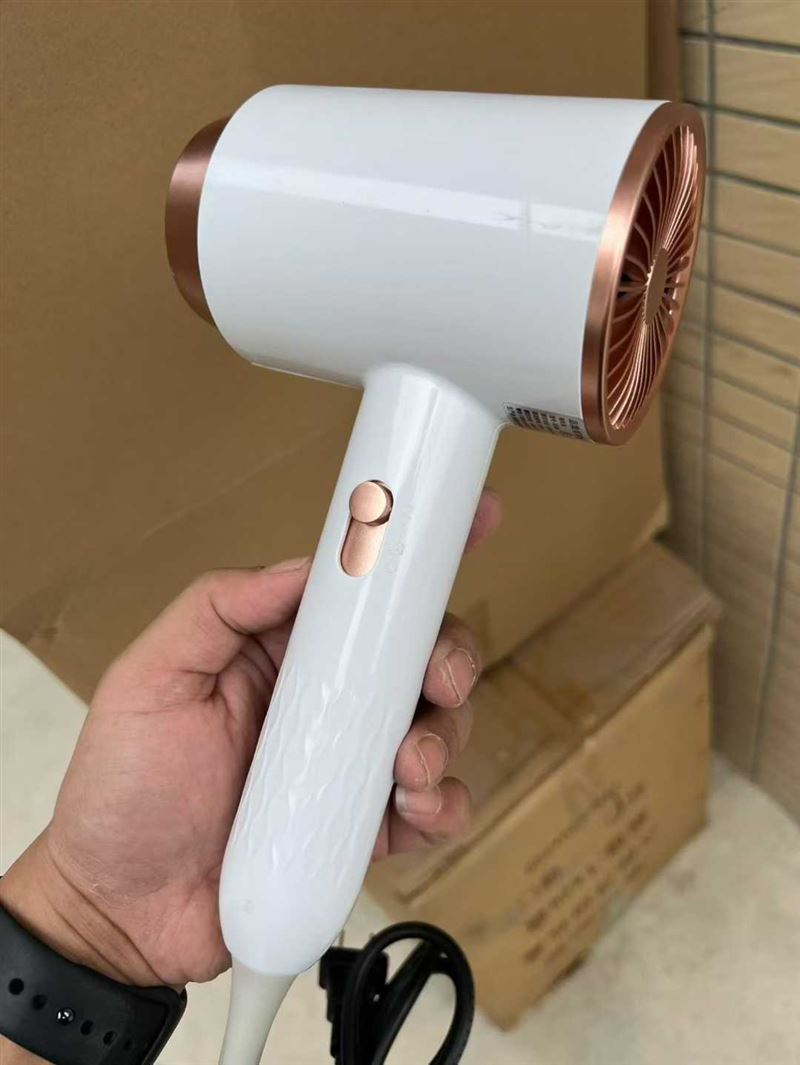 吹风机1800个 超低价清！ 电话微信同号15515665791 主做全品类五金百货，小电器，更多商品，欢迎国内外友人，前来加微咨询洽谈合作。We mainly engage in full-category hardware, general merchandise and small electrical appliances. With a wider range of products, we welcome friends from home and abroad to add our WeChat for consultation and discuss cooperation.