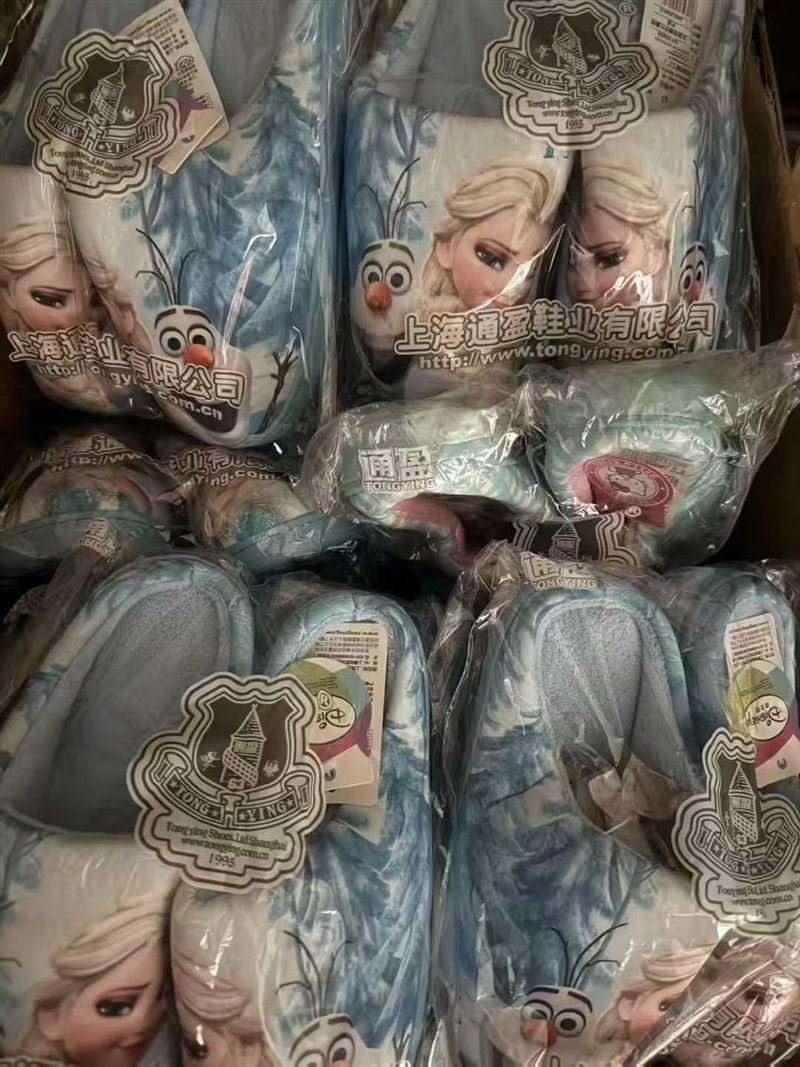 品牌棉拖鞋到货6000多双，商超供应商散会，质量非常好，原价不便宜，超低价清货，大货干干净净，很有性价比，对口老板赚钱货 电话微信同号15515665791 主做全品类五金百货，小电器，更多商品，欢迎国内外友人，前来加微咨询洽谈合作。