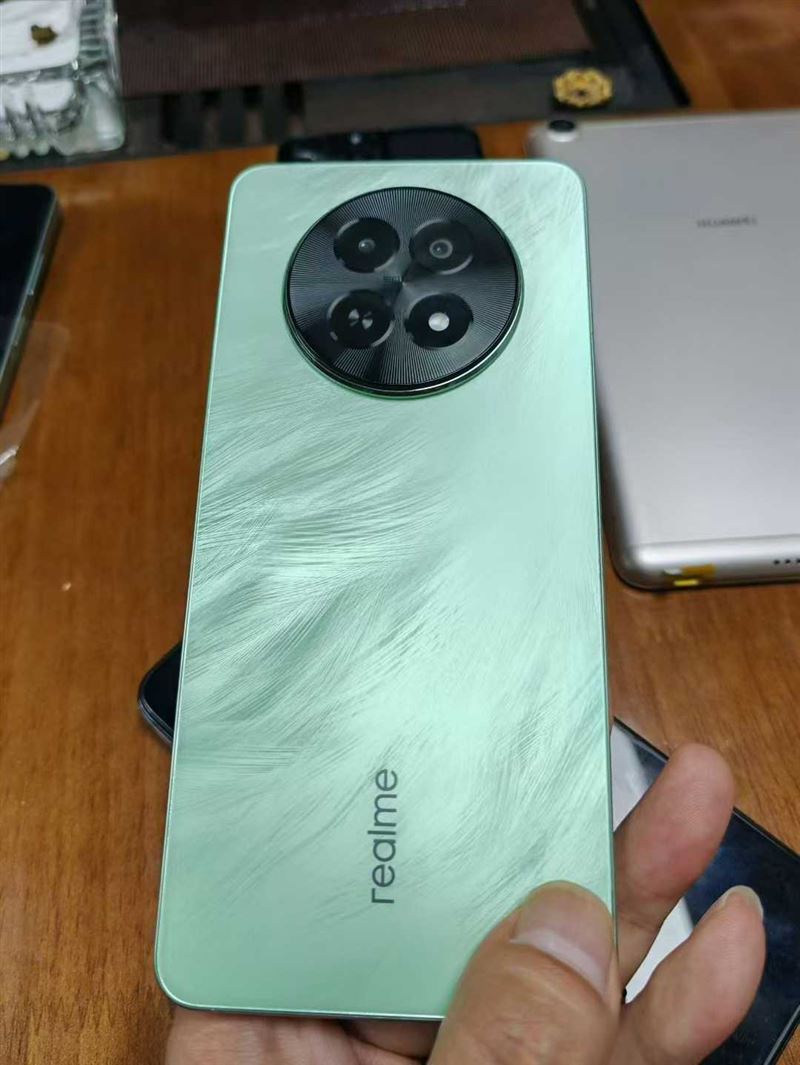 realme真我高端机，5G全网通，国际版单机，12+512真实内存！几百个！8XX出 电话微信同号15515665791 主做全品类五金百货，小电器，更多商品，欢迎国内外友人，前来加微咨询洽谈合作。