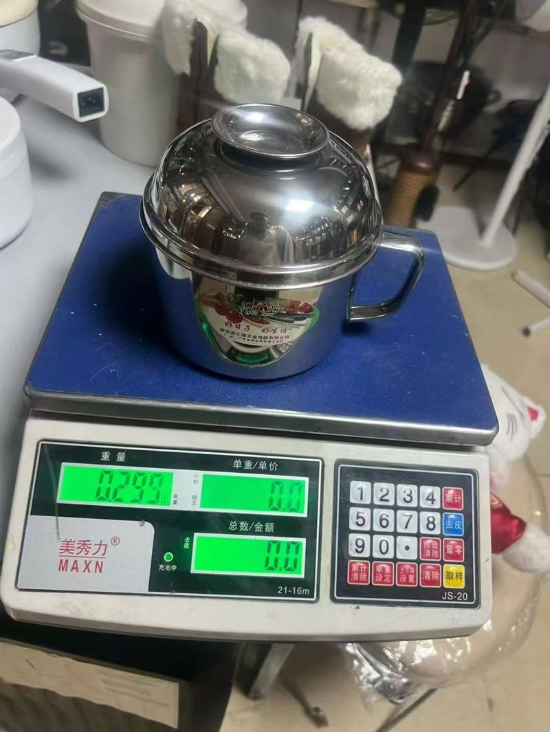 不锈钢泡面碗500斤左右， 4.5元一斤，3块左右一个。