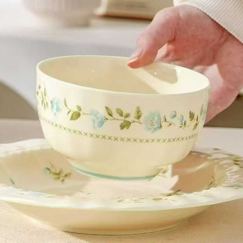 5寸兰铃花钻石碗一件64装，特价1.6💰 电话微信同号15515665791 主做全品类五金百货，小电器，更多商品，欢迎国内外友人，前来加微咨询洽谈合作。