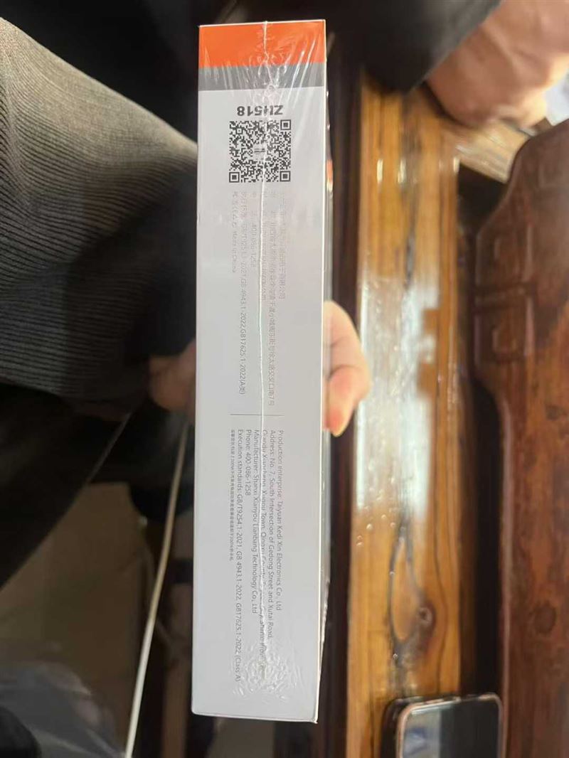 200W充电器。带盒独立包装，有3C认证，有资质。大量现货 电话微信同号15515665791 主做全品类五金百货，小电器，更多商品，欢迎国内外友人，前来加微咨询洽谈合作。