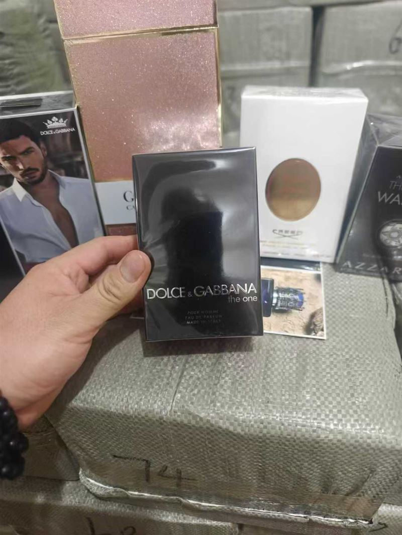 香水400瓶左右，清货15元一瓶，懂行的来撩，非诚勿扰 电话微信同号15515665791 主做全品类五金百货，小电器，更多商品，欢迎国内外友人，前来加微咨询洽谈合作。 