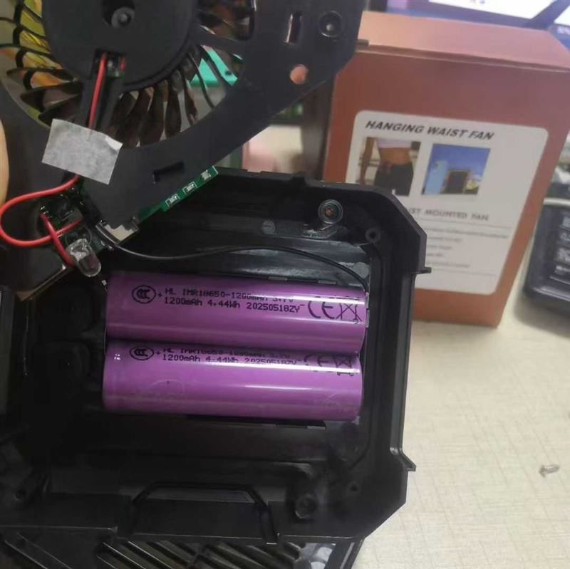 户外照明风扇，三档大风力，挂腰设计，便携佩戴，2400毫安电池，2000pcs 电话微信同号15515665791 主做全品类五金百货，小电器，更多商品，欢迎国内外友人，前来加微咨询洽谈合作。