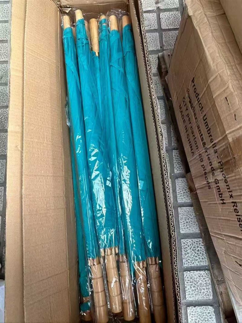 2500支585外贸原单，木伞把，原箱原件，一件50支，价格便宜 电话微信同号15515665791 主做全品类五金百货，小电器，更多商品，欢迎国内外友人，前来加微咨询洽谈合作。