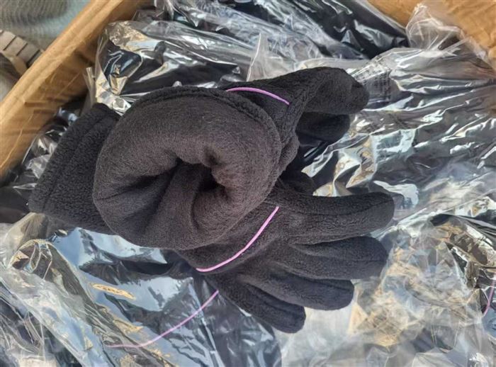 高品质保暖手套，全部都是黑色。全部都是独立包装。 电话微信同号15515665791 主做全品类五金百货，小电器，更多商品，欢迎国内外友人，前来加微咨询洽谈合作。
