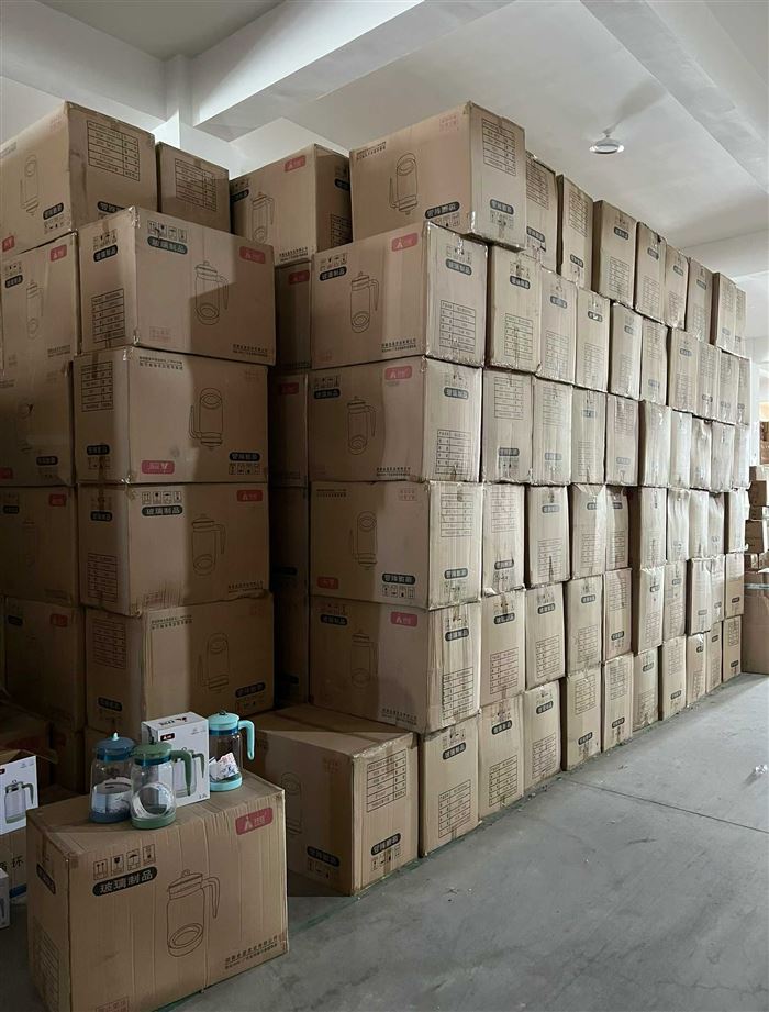 凉水壶还有30000多个，独立彩盒包装，大货原箱原件，适合内销外贸，礼品赠品，价格便宜，可分货出