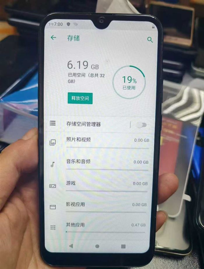 国外品牌BOLD智能机，国际版，全新全套，2+32内存。700套左右，1XX清 电话微信同号15515665791 主做全品类五金百货，小电器，更多商品，欢迎国内外友人，前来加微咨询洽谈合作。