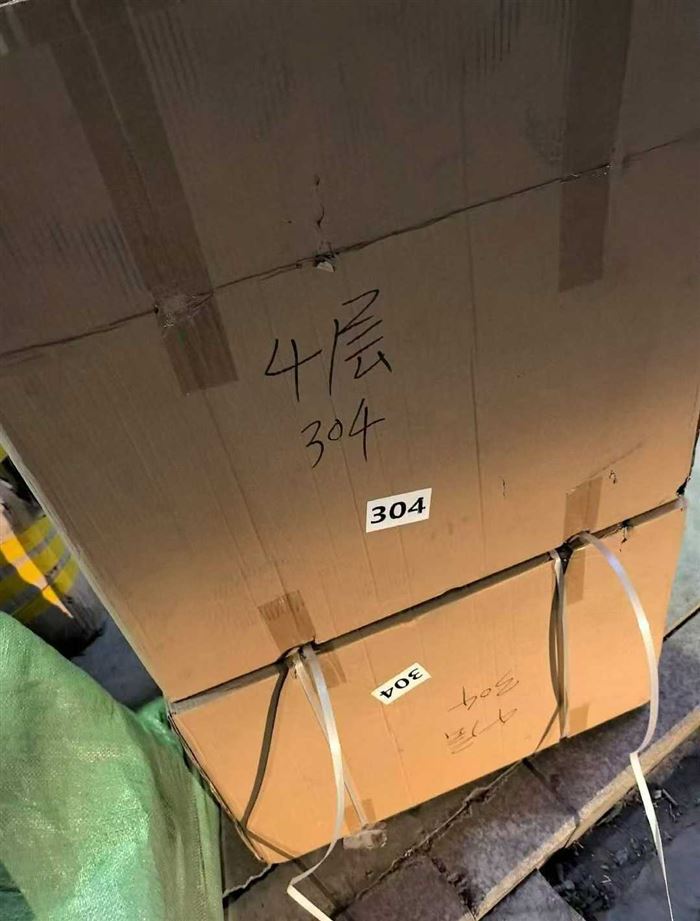 304便当盒4层。2件60个打包588元 电话微信同号15515665791 主做全品类五金百货，小电器，更多商品，欢迎国内外友人，前来加微咨询洽谈合作。