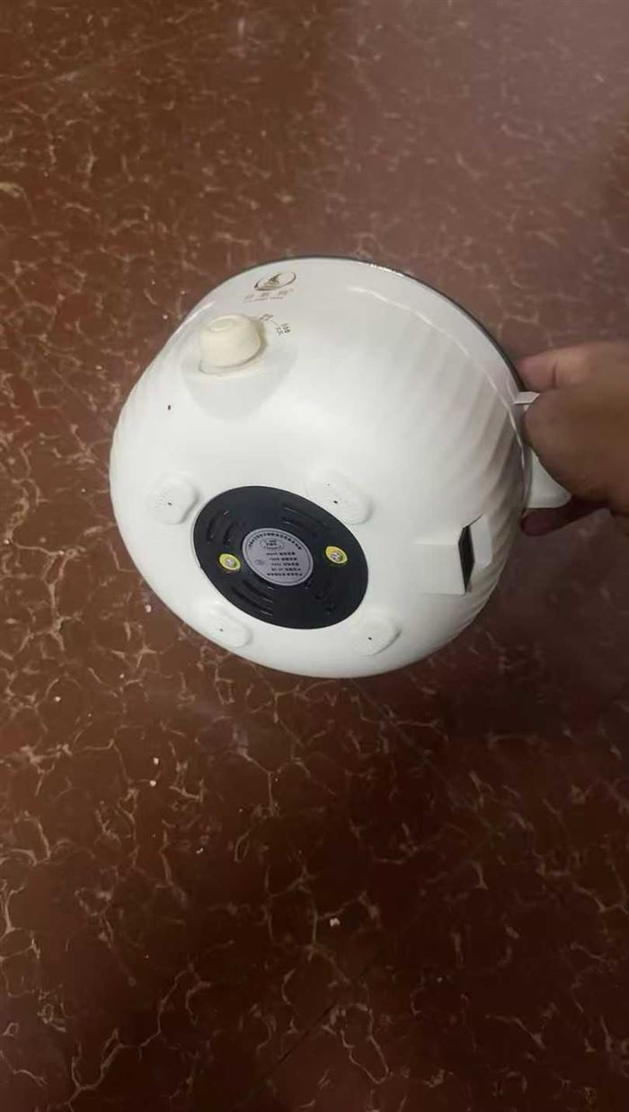 24-26-28电煮锅入库各30件！ 电话微信同号15515665791 主做全品类五金百货，小电器，更多商品，欢迎国内外友人，前来加微咨询洽谈合作。