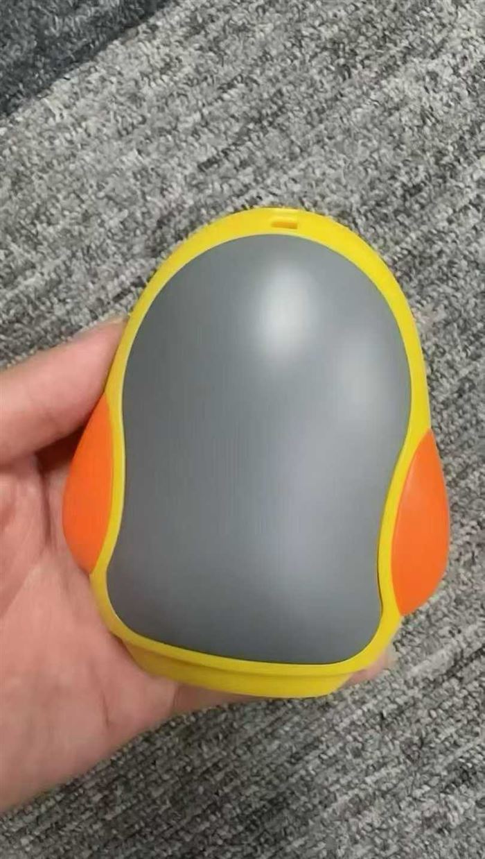 应季产品，高品质企鹅暖手宝到货 9000 个，带数显，感兴趣的私聊 电话微信同号15515665791 主做全品类五金百货，小电器，更多商品，欢迎国内外友人，前来加微咨询洽谈合作。