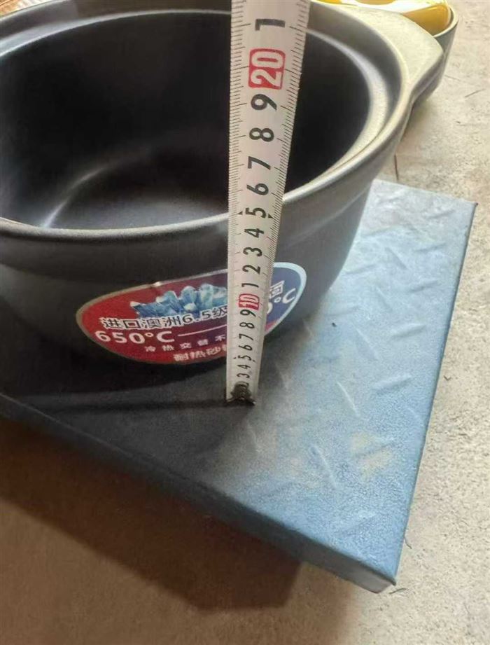 耐热砂锅2400个5.5升容量，一件8个。一个净重8斤左右。低价处理。 电话微信同号15515665791 主做全品类五金百货，小电器，更多商品，欢迎国内外友人，前来加微咨询洽谈合作。