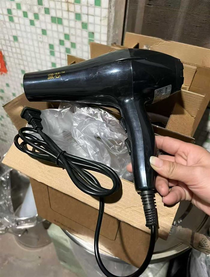大功率吹风机最后628个， 💰11.5元一个，有独立包装！ 电话微信同号15515665791 主做全品类五金百货，小电器，更多商品，欢迎国内外友人，前来加微咨询洽谈合作。
