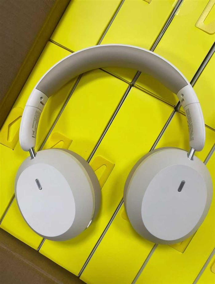 倍思 头戴式蓝牙耳机 到货 一箱 40 个，懂货的私聊 电话微信同号15515665791 主做全品类五金百货，小电器，更多商品，欢迎国内外友人，前来加微咨询洽谈合作。