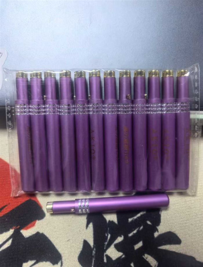 可俐伸缩唇刷带盖防尘设计纤维刷毛唇彩唇蜜口红刷精致唇型 ​库存6万支 一袋12只 ​价格便宜处理 电话微信同号15515665791 主做全品类五金百货，小电器，更多商品，欢迎国内外友人，前来加微咨询洽谈合作。