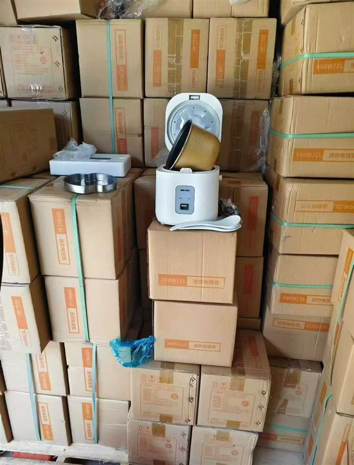 小霸王1.9升电饭煲180台，加厚双喷内胆，国标打造，价格美丽出货 电话微信同号15515665791 主做全品类五金百货，小电器，更多商品，欢迎国内外友人，前来加微咨询洽谈合作。