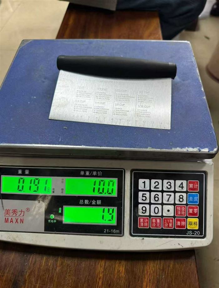 不锈钢切面刀1500斤， 💰5元一斤！2块左右一把 电话微信同号15515665791 主做全品类五金百货，小电器，更多商品，欢迎国内外友人，前来加微咨询洽谈合作。