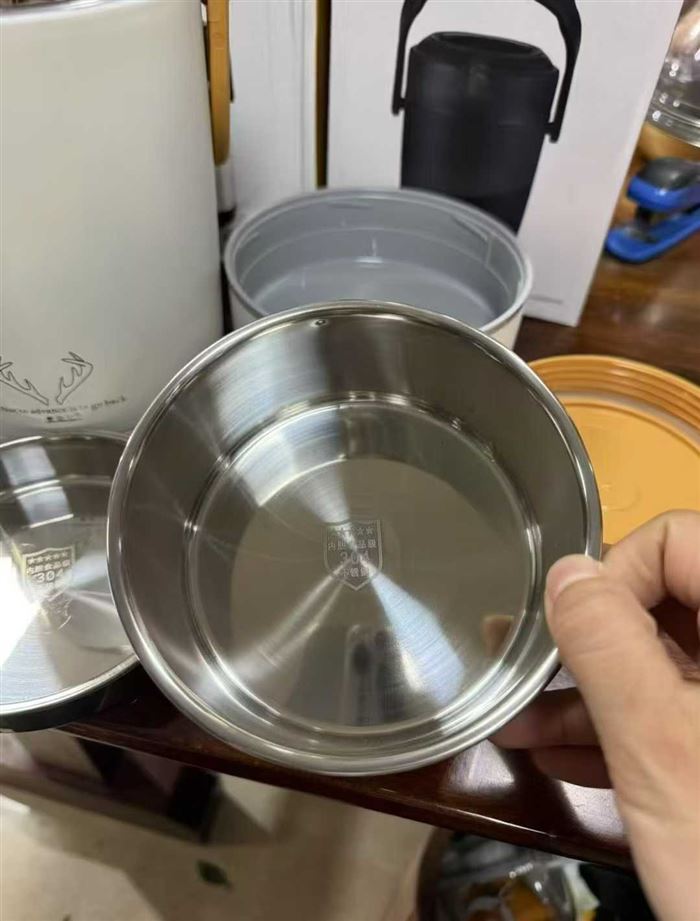 不锈钢保温提锅 530个左右，带包装 14元一个 电话微信同号15515665791 主做全品类五金百货，小电器，更多商品，欢迎国内外友人，前来加微咨询洽谈合作。