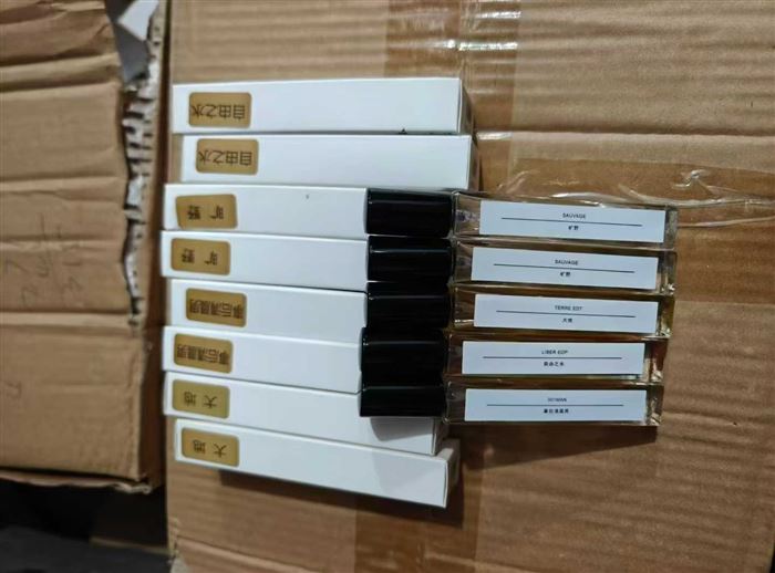 高端小香水4000瓶左右，清货一元一个 