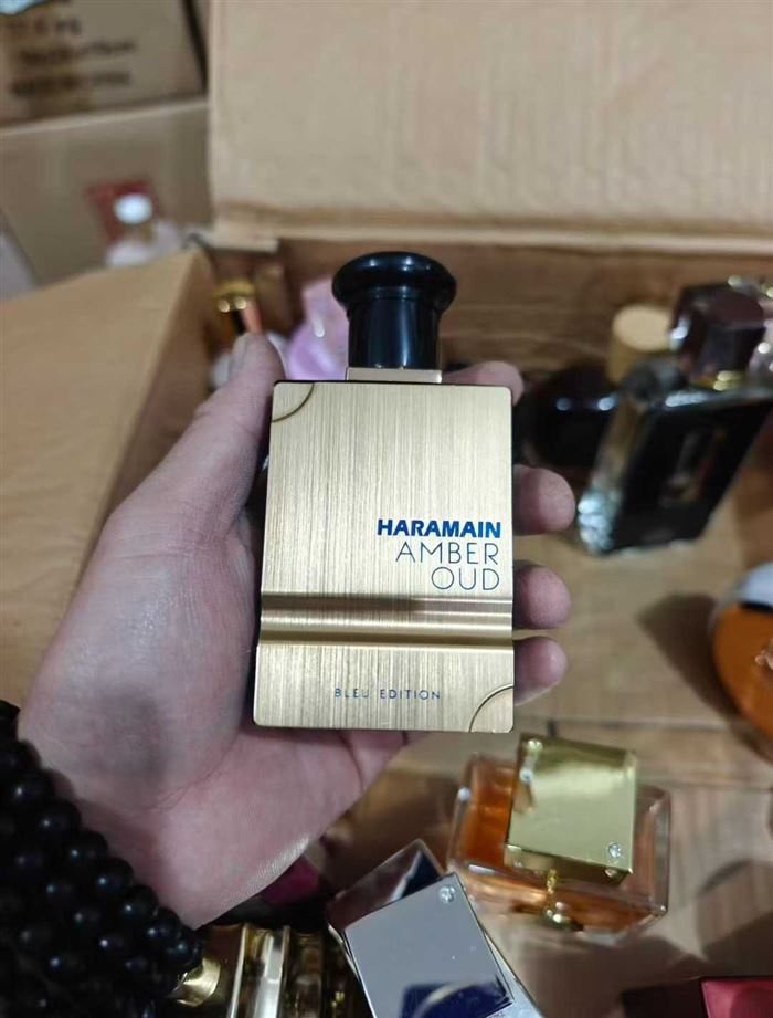 裸瓶100毫升高端香水3000瓶，清货5.8元一瓶 电话微信同号15515665791 主做全品类五金百货，小电器，更多商品，欢迎国内外友人，前来加微咨询洽谈合作。