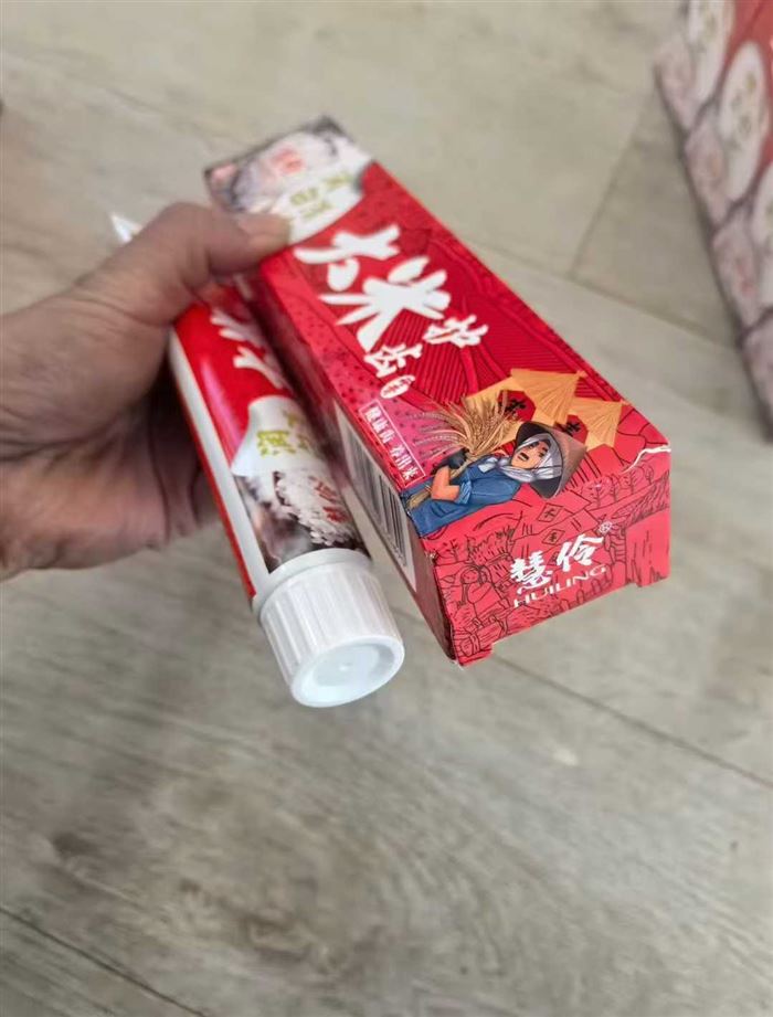 大米护齿牙膏15000支，毛毛钱 电话微信同号15515665791 主做全品类五金百货，小电器，更多商品，欢迎国内外友人，前来加微咨询洽谈合作。