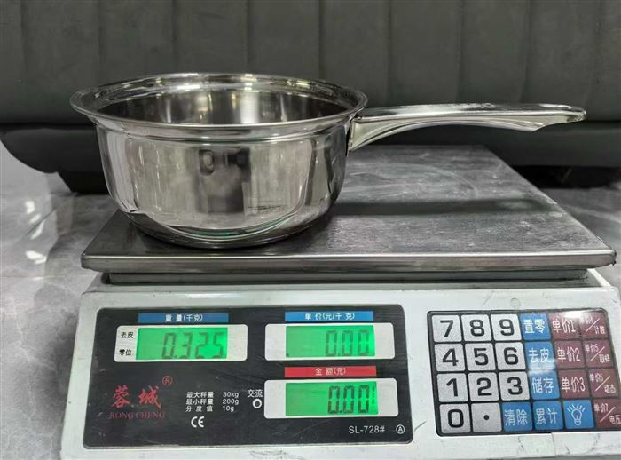 18无磁复底奶锅，处理10件24庄，特价13💰 电话微信同号15515665791 主做全品类五金百货，小电器，更多商品，欢迎国内外友人，前来加微咨询洽谈合作。