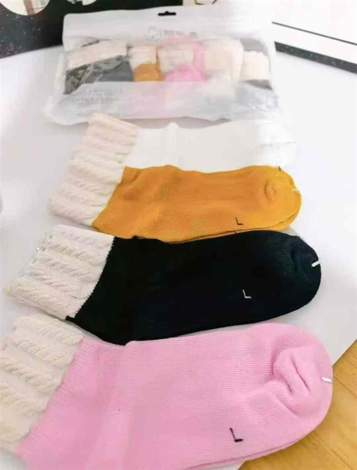 精品儿童纯棉袜子 ?处理几毛钱一双 电话微信同号15515665791 主做全品类五金百货，小电器，更多商品，欢迎国内外友人，前来加微咨询洽谈合作。