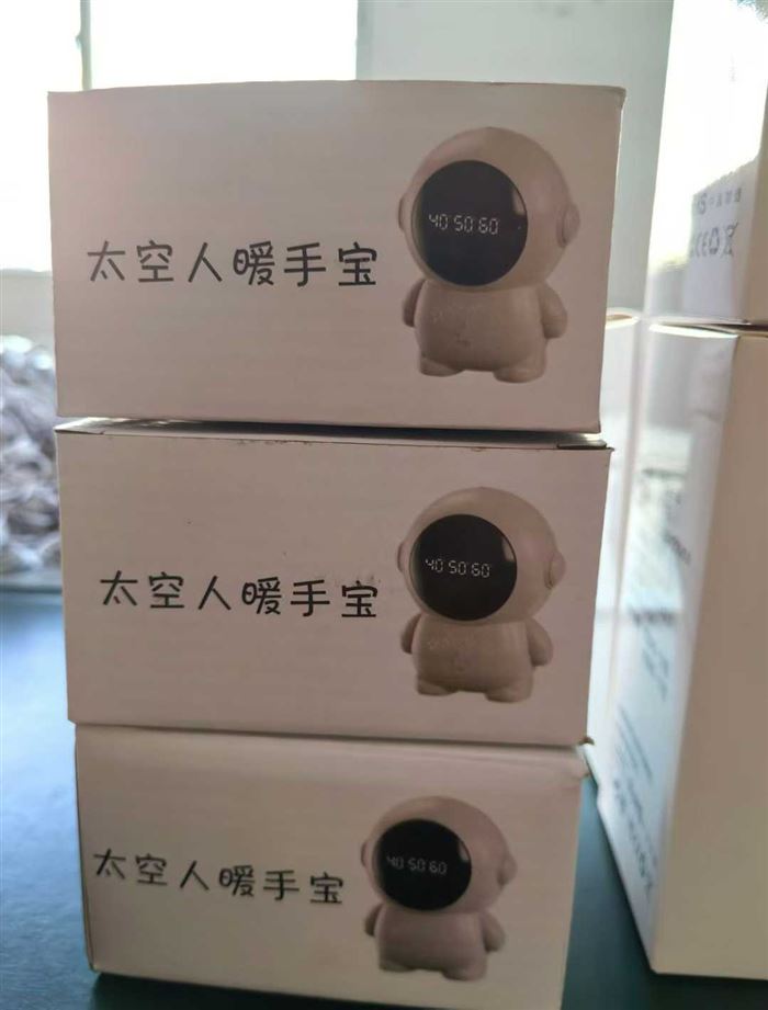 太空人暖手宝两个颜色2700pcs 小熊暖手宝20000pcs ?对口的来 电话微信同号15515665791 主做全品类五金百货，小电器，更多商品，欢迎国内外友人，前来加微咨询洽谈合作。