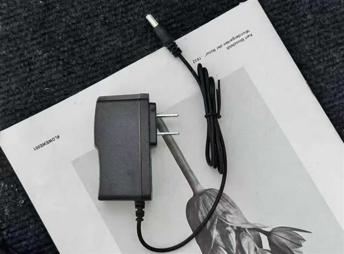 21V，5节电，6000毫安电池，洗车枪，110-240V通用，带适配器，剩20000pcs 电话微信同号15515665791 主做全品类五金百货，小电器，更多商品，欢迎国内外友人，前来加微咨询洽谈合作。