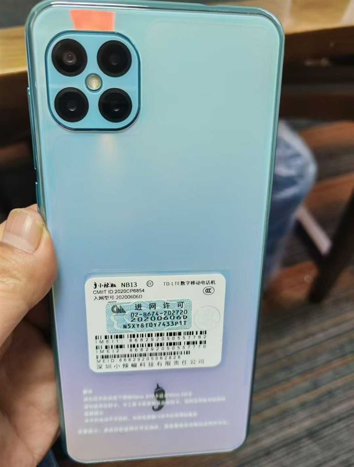 小辣椒智能手机，国内版本，全新全套。32G有五台，其他都是128G，256G少。两款40多台，红色十台！底价处理175清！ 电话微信同号15515665791 主做全品类五金百货，小电器，更多商品，欢迎国内外友人，前来加微咨询洽谈合作。