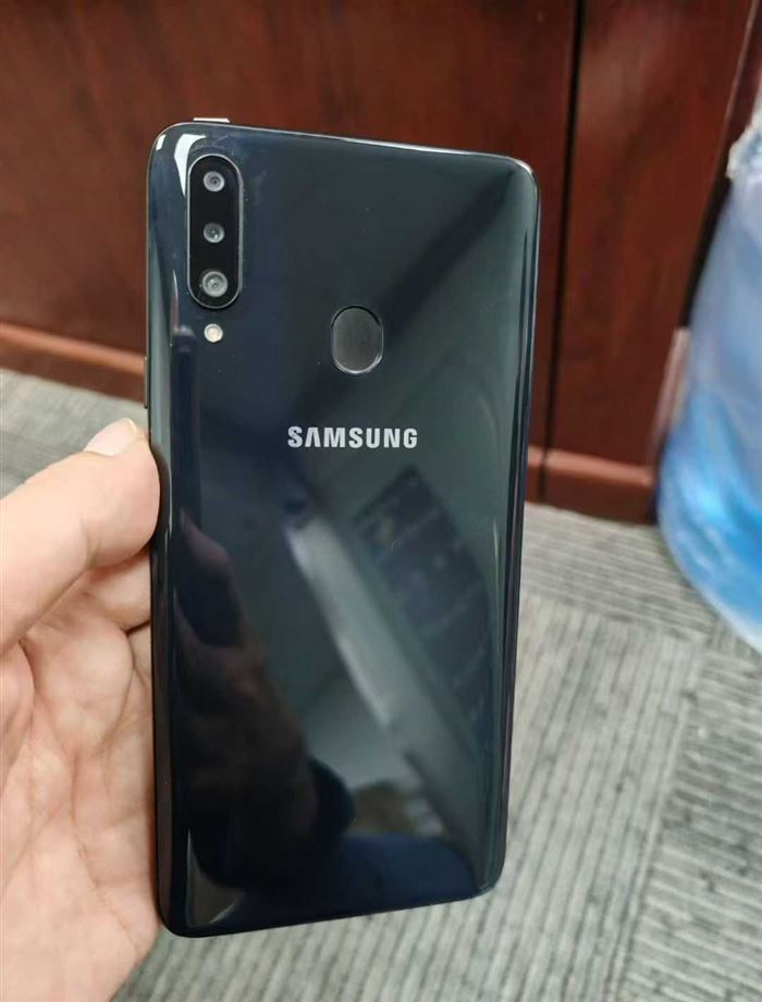 三星A20S，全新国际版原装单机，4+64真实内存，还剩七八十台，亏本处理！ 电话微信同号15515665791 主做全品类五金百货，小电器，更多商品，欢迎国内外友人，前来加微咨询洽谈合作。