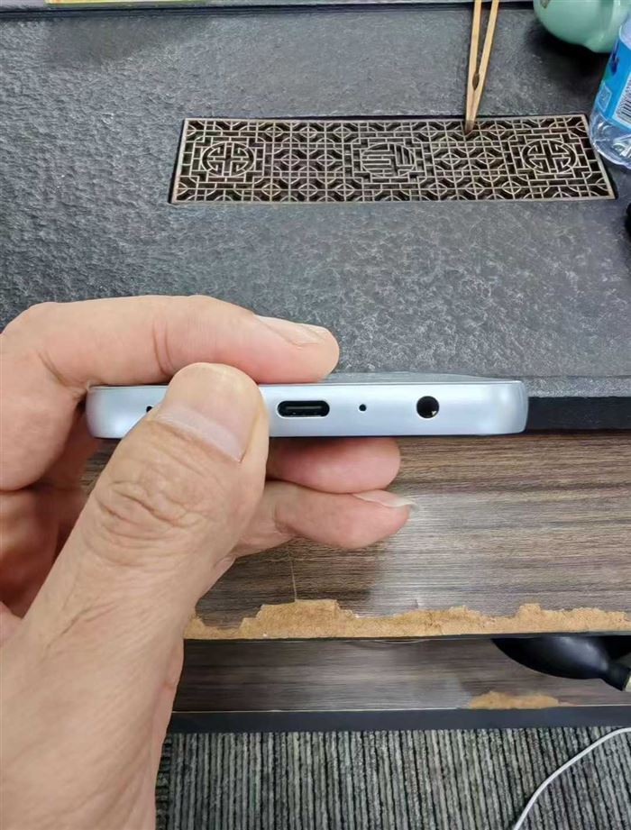 三星A05智能机，国际版，原装单机，4+64真实内存。只有41台，打包亏钱变现！有意者私聊 电话微信同号15515665791 主做全品类五金百货，小电器，更多商品，欢迎国内外友人，前来加微咨询洽谈合作。