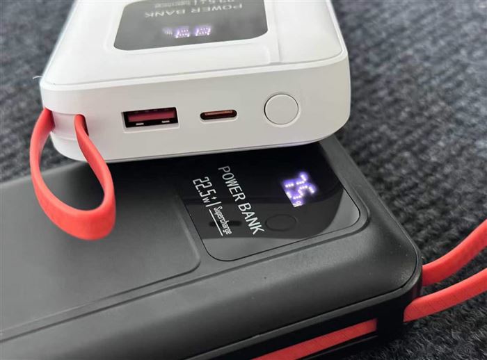 足容20000毫安，超级快充，电池A品带3C，带3C检测报告，22.5W带线快充，25年电池，全新封膜，箱规箱规40×30×30，一件50pcs，黑白2色，新入库5000pcs 电话微信同号15515665791 主做全品类五金百货，小电器，更多商品，欢迎国内外友人，前来加微咨询洽谈合作。