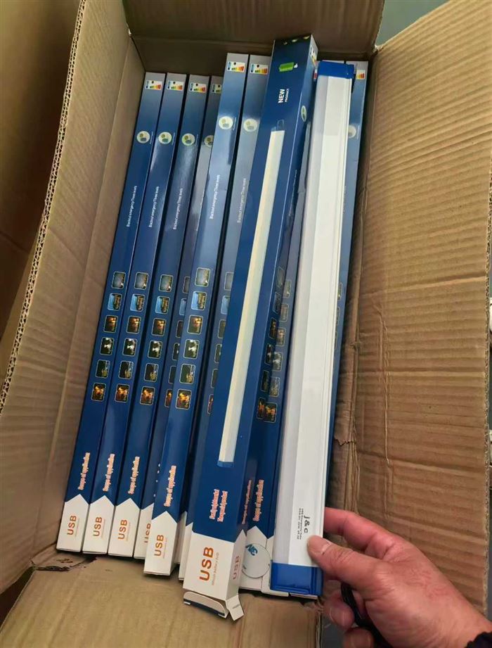 户外充电应急LED长条灯 带磁吸夜市露营摆摊灯3500条 电话微信同号15515665791 主做全品类五金百货，小电器，更多商品，欢迎国内外友人，前来加微咨询洽谈合作。